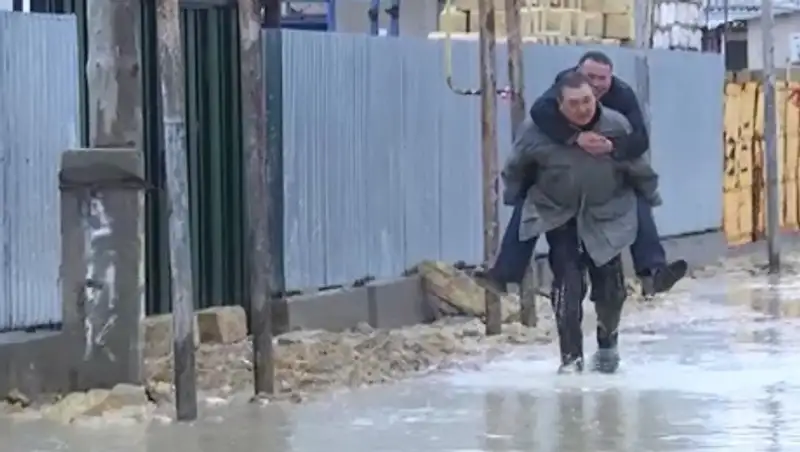 Ливневые дожди подтопили около 40 домов в селе в Мангистауской области