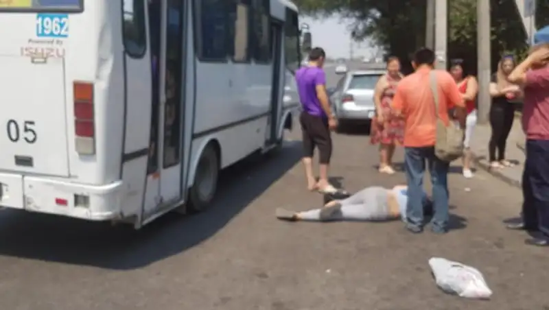 Девушка выпала из автобуса в Алматы