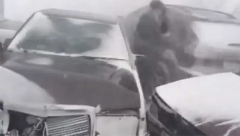 В Караганде на мосту столкнулись 26 автомобилей