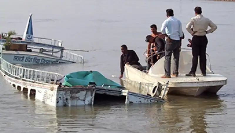 В Бангладеш затонуло судно со ста пассажирами на борту