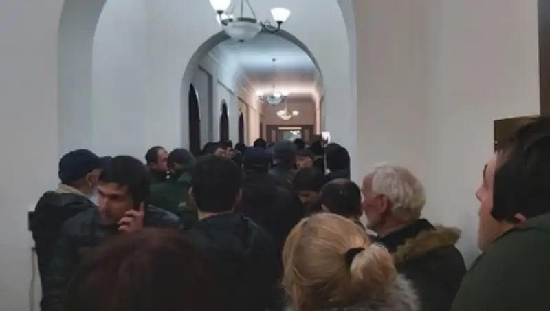 Cуд Абхазии постановил назначить новые выборы президента