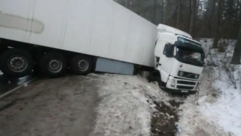 В ВКО вытащили из кювета простоявшую там два дня фуру