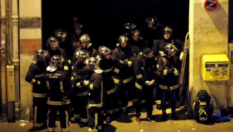 Олланд подтвердил нейтрализацию боевиков, захвативших театр в Париже