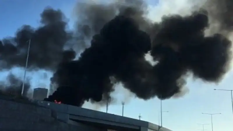 Опубликовано видео момента падения самолёта на ТЦ в Австралии