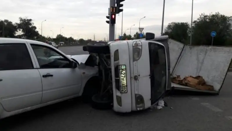 В Алматы в результате ДТП перевернулся китайский грузовик с яйцами