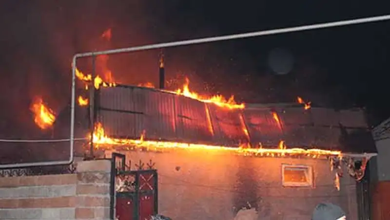 В Алматы сгорела сауна, располагавшаяся на территории частного дома (фото)