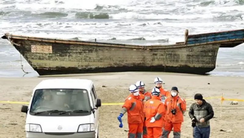 Лодку с останками восьми человек прибило к берегу в Японии