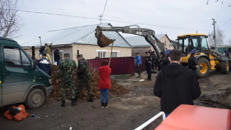 Акмолинские спасатели вызволили засыпанного землей мужчину