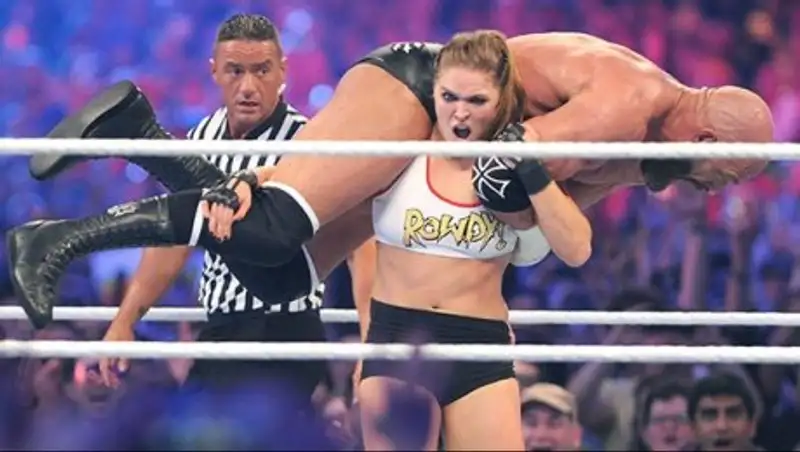 Самая опасная женщина UFC взялась за рестлеров