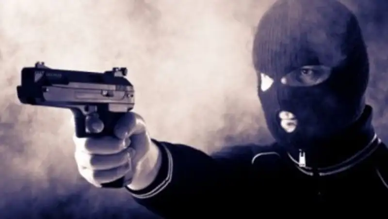 В Шымкенте разбойники похитили 10 млн тенге