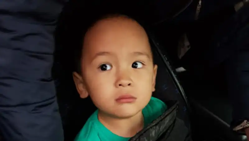 Промок и сильно замерз. Жизнь трехлетнему мальчику спасли полицейские Алматы
