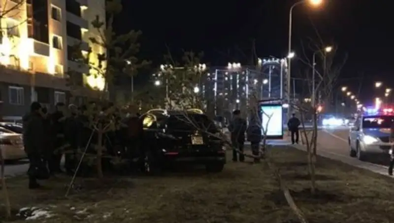 В Астане водитель Infiniti сбил людей на тротуаре: полицейскими проводится дознание