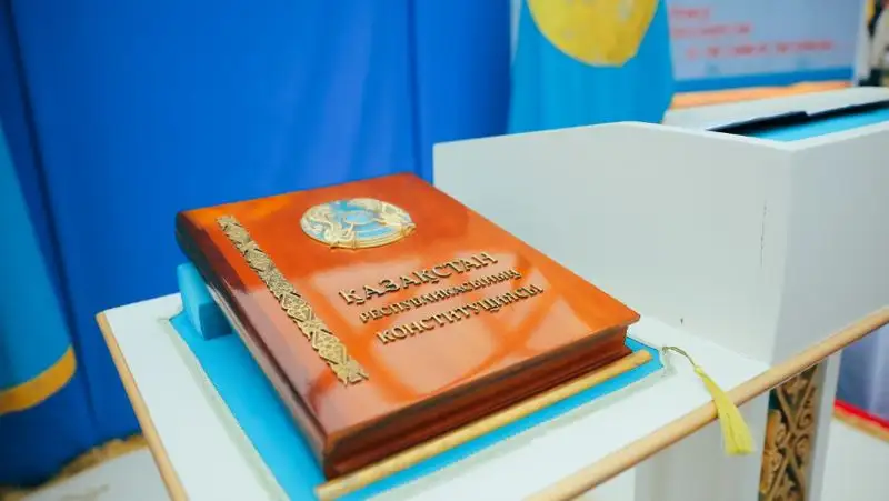 Конституция – живой организм и совершенствуется вместе с обществом – эксперт