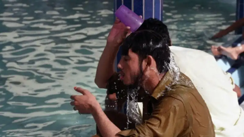 Число жертв аномальной жары на юге Пакистана превысило тысячу