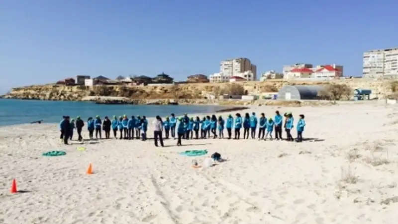 В Актау волонтеры очищают берег Каспия