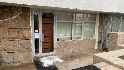 разбитая дверь, стекло , фото - Новости Zakon.kz от 12.01.2022 09:00