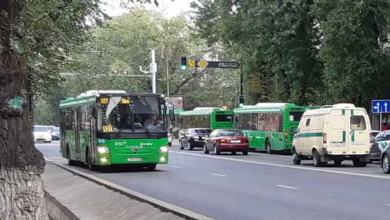 Сколько человек продолжает ездить на общественном транспорте Алматы