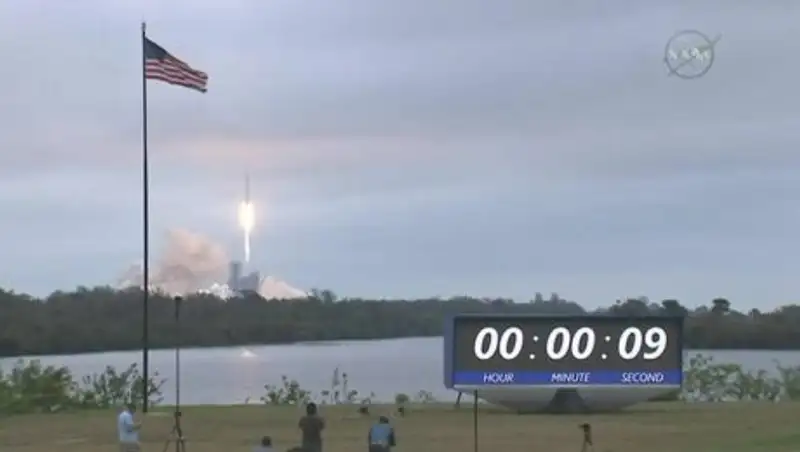 Космический корабль Dragon везет на МКС смертельно опасные бактерии