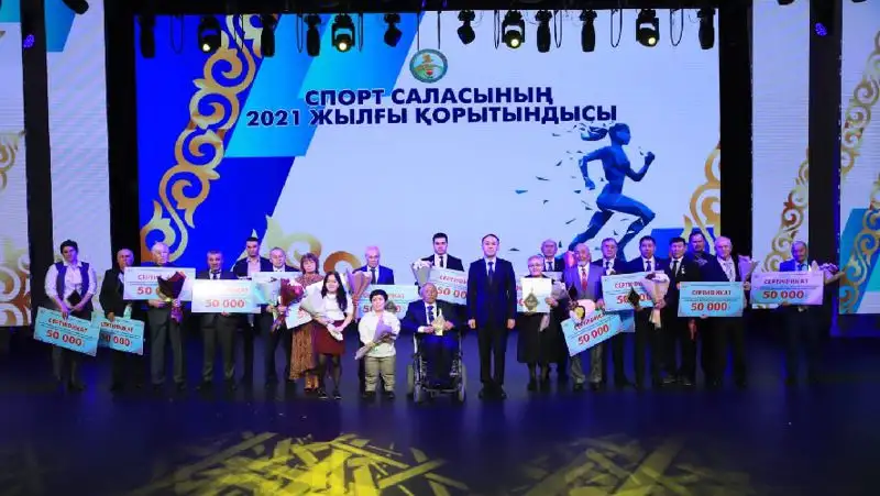 вручение сертификатов, фото - Новости Zakon.kz от 13.04.2022 09:58