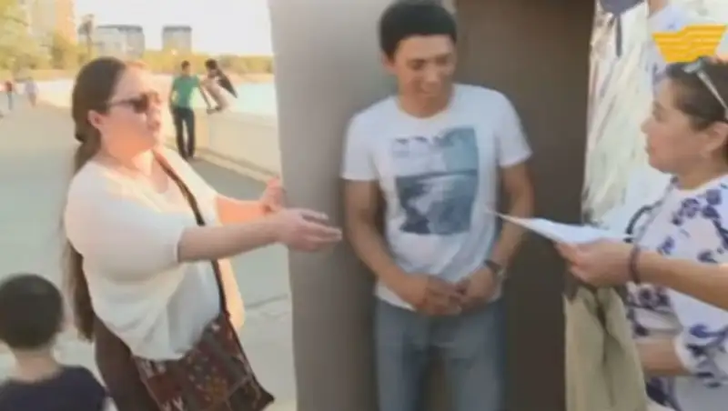 Актауские активисты провели флешмоб в защиту дельфинов 