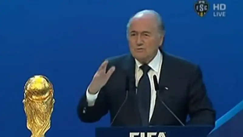 Блаттера выгоняют из ФИФА