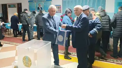 Житель Туркестанской области встретил день рождения на избирательном участке 