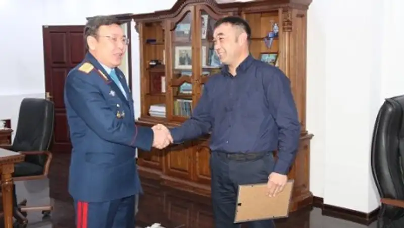 В Павлодаре наградили таксиста, который задержал вора 