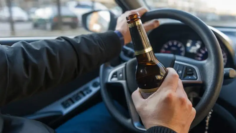 Пьяный водитель ударил полицейского по голове камнем