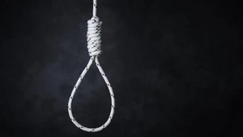 В Аркалыке молодая пара повесилась в гараже