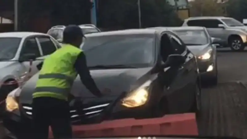 В Алматы автолюбительница подралась с дорожным рабочим и пыталась его сбить