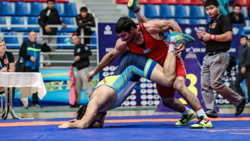 Борцу Демеу Жадыраеву подарили машину на Кубке Конфедерации 2017