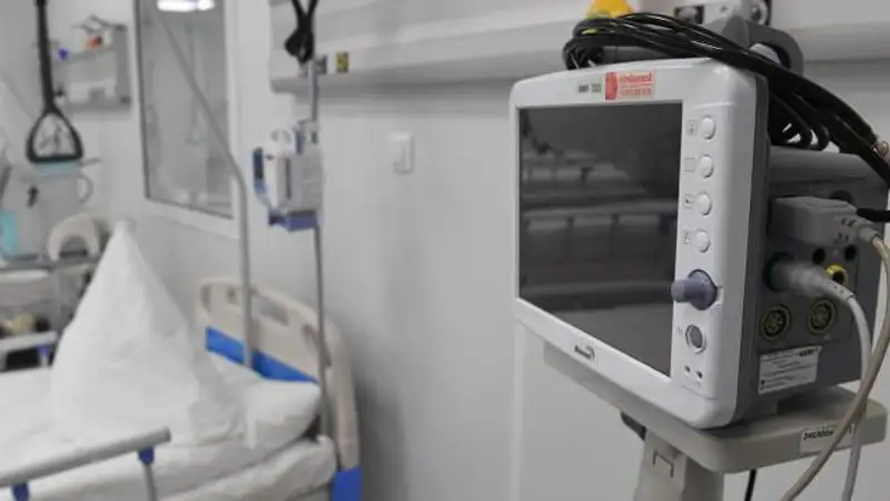 В медикаментозный сон погрузили ребенка после падения из окна в Шымкенте