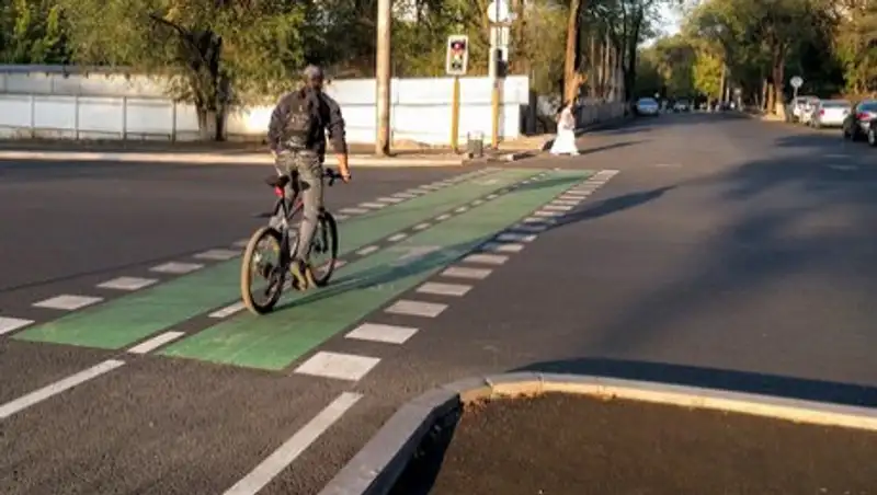 Что означают новые зелёные полосы поперёк дороги в Алматы