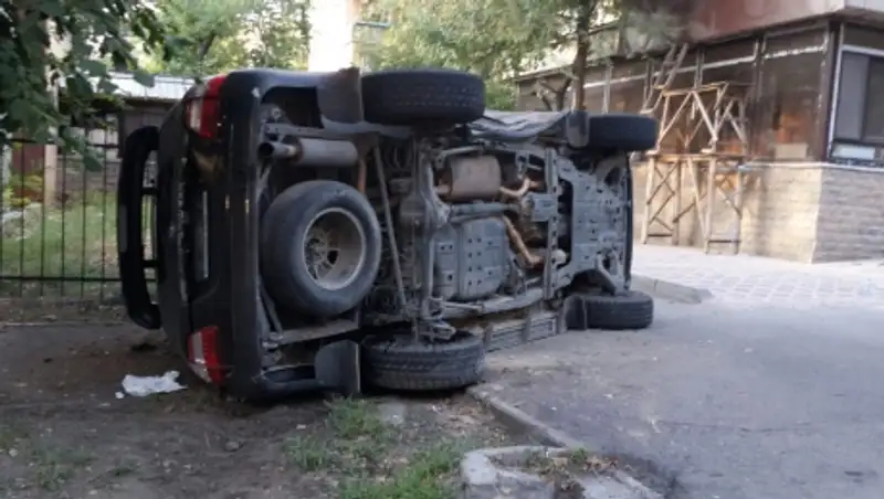 В Алматы на улице Курмангазы в результате ДТП перевернулся джип