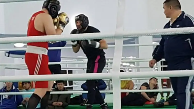 Василий Левит отправил в нокдаун супертяжеловеса во время спарринга