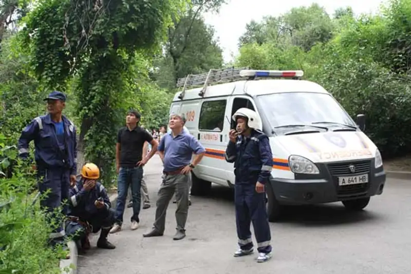 Поняв, что водителю бензовоза уже ничем не помочь, сотрудники ДЧС принялись эвакуировать жильцов горевшего дома (фото), фото - Новости Zakon.kz от 28.06.2013 15:58