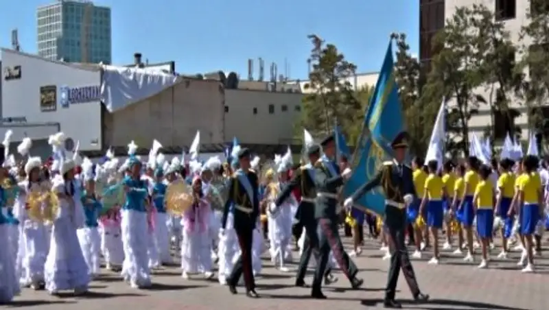 Тысячи детей приняли участие в праздничном параде в Астане