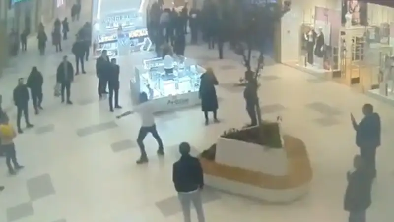 В столичном ТРЦ иностранец выхватил нож – происшествие попало на видео