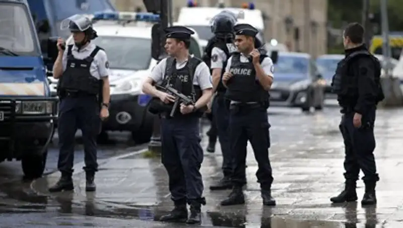 В пригороде Парижа автомобиль попытался въехать в толпу перед мечетью