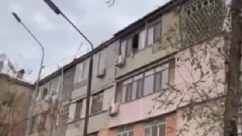 В Шымкенте мать успокаивала ребенка, высунув его с балкона 4-го этажа