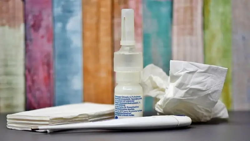 Врач рассказал об опасности насморка при «Омикроне»