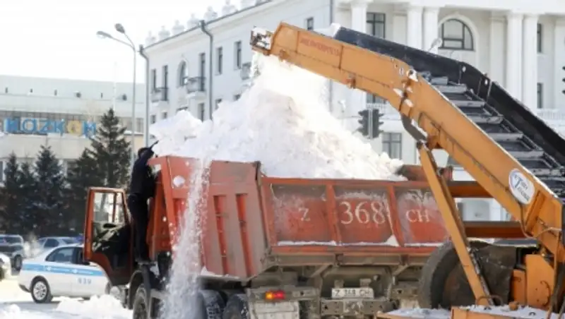 Столичные полицейские просят водителей не мешать снегоуборочной технике
