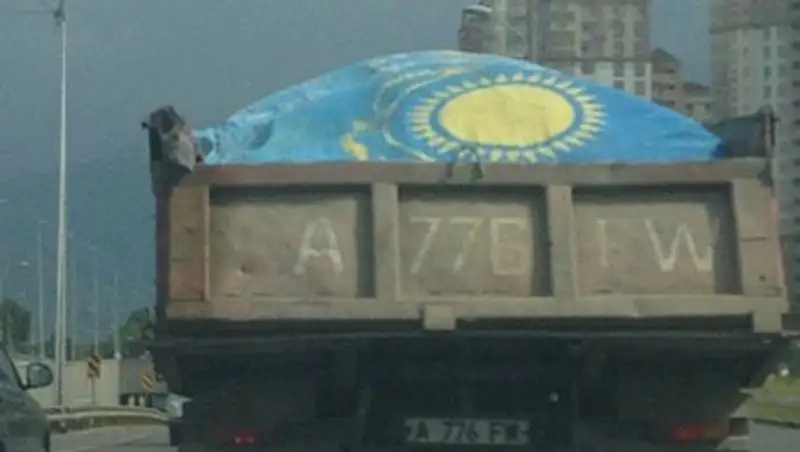 Водитель грузовика, использовавший госфлаг в качестве брезента, будет наказан 