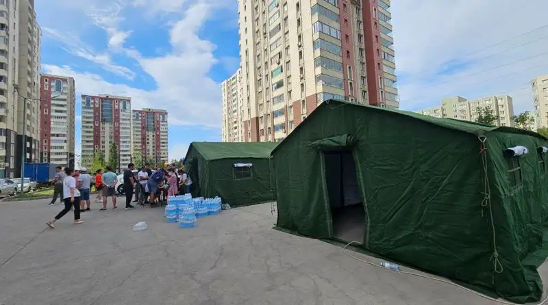 Разбитые окна, палатки: как выглядит ЖК , фото - Новости Zakon.kz от 02.08.2023 18:14