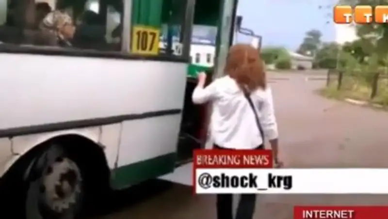 В Темиртау водитель не впустил девушку в автобус, обругал и едва не избил