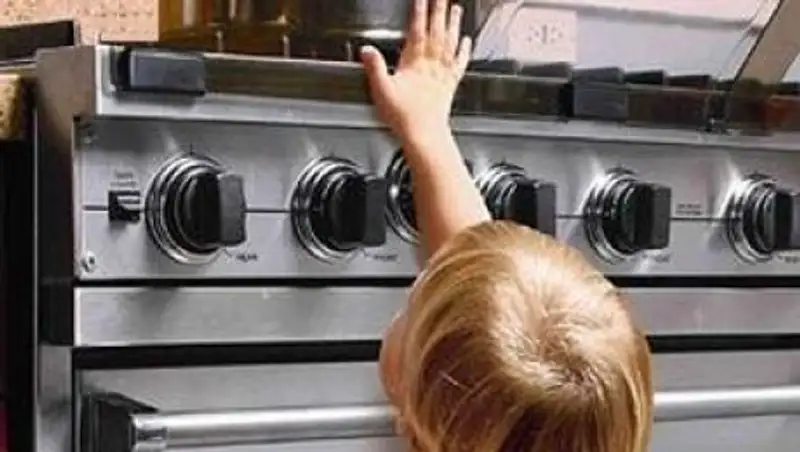 В Кокшетау трехлетний малыш опрокинул на себя кастрюлю с кипящим бульоном