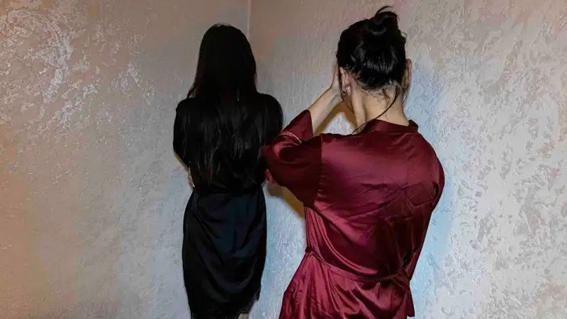 Пролет ночной бабочки: фоторепортаж с полицейской облавы на бордели Алматы