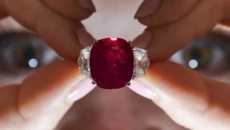 Редкий рубин продан на аукционе в Женеве более чем за $30 млн