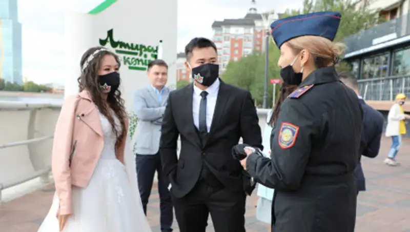 Антинаркотические маски раздали горожанам столичные полицейские