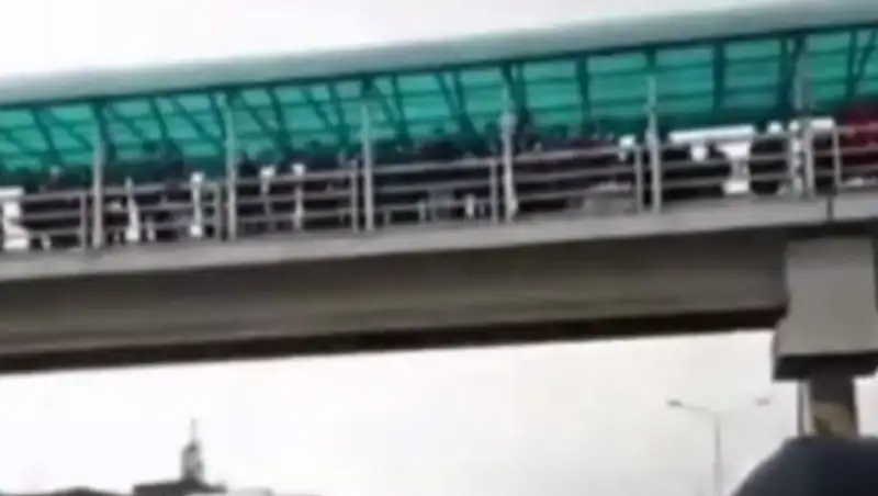 Девушка спрыгнула с пешеходного моста в Алматы